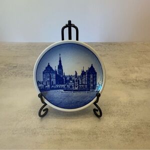 Royal Copenhagen Plaquette No. 42, Frederiksborg 2010 small plate butter pat|